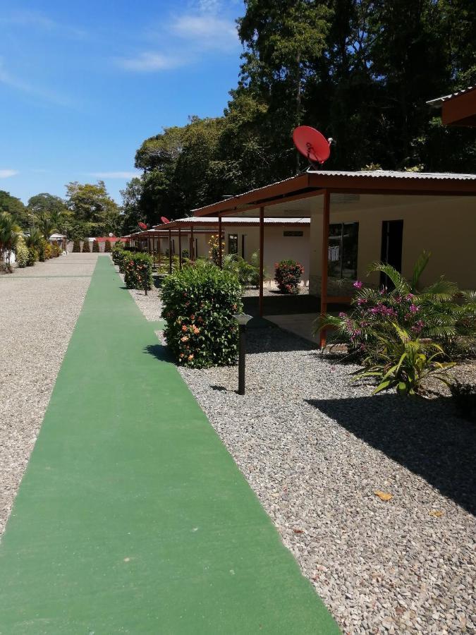 Puerto Vargas Lodge Cahuita Bagian luar foto